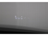 ヘッドアップディスプレイ(HUD)です。運転に必要な情報をフロントガラスの視野内に投影することで視線を外さず確認できます。視線移動や焦点調節が少なくて済むので安全性の向上に貢献します。