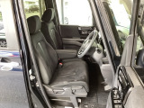 フロント広々、ベンチシートの運転席は、ハイトアジャスターが付いているので、快適にドライブができます。ハンドルはチルトステアリングで、ハンドル位置を上下に調節できます。