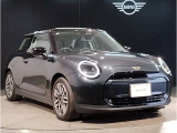 MINIのフロントグリルのデザインはイギリスで生まれた当初から、シルバーのサイドバーが折り重なった伝統的なデザインで御座います。その伝統はBMWのお車になってからでも少しずつ形を変えて守られております