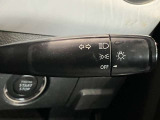 車外の明るさに応じでライトを点灯、消灯してくれるオートライト機能です☆お天気の良い昼間のトンネル走行などオートにしてると便利で安心です☆エンジン停止時にライトの消し忘れも無くなります☆