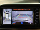 パノラミックビューモニター付きです。車両を上から見たような映像をディスプレイオーディオ画面に表示。運転席からの目視だけでは見にくい、車両周辺の状況をリアルタイムでしっかり確認できます。