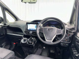 運転席まわりです。 各操作スイッチは使いやすい位置に配置されてます。
