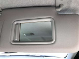 バイザーにはバニティミラー付き。車を降りる際には身だしなみをチェックを忘れずに♪