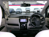 開放的で周囲が広く見渡せる運転席は車両の感覚がつかみやすくて安心安全です♪
