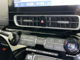 オートエアコン付きなので一度、気温を設定すれば自動的に過ごし易い温度に調整してくれますよ。 車内をいつでも快適空間にしてくれます。