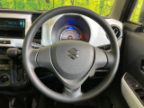 インテリアに合わせたデザインのステアリングは、運転される方のことも考え、運転しやすい形状、大きさです。是非一度、実際に触ってお確かめください。