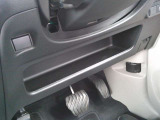 運転席足元にも小物入れがあります。