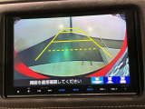 リバースギアに入れるだけで後方の表示へ切り替わります。夜間や雨の日の駐車も楽になりますよ。