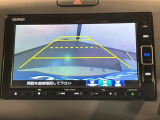 リバースギアに入れるだけで後方の表示へ切り替わります。夜間や雨の日の駐車も楽になりますよ。