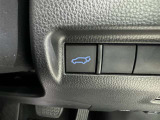 電動式バックドアです。 荷物を持ったままでもボタン一つで自動的に開け閉めできるので便利ですよ。 挟み込み防止機能も付いていますのでお子様の手や荷物を挟み込むのを防いでくれますよ。