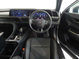 革巻きステアリングで快適な操作性の運転席です。