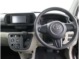 運転席側から見た写真です、お車にマッチングするように考えられたインパネデザイン!沢山のスイッチ類も運転される方が使いやすい位置に配置されていますね!
