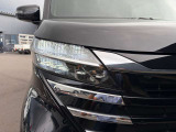 LEDヘッドランプ:ハロゲンランプの約2倍の光量でより明るく遠くを照らし、夜間走行時の視認性を高めます。