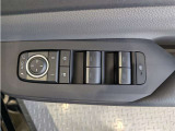 パワーウィンドウのスイッチですよ。 運転席に居ながら窓を開け閉めのコントロールできますよ。 ロック機能で、子供がイタズラして窓を開けるという事も無くなりますよ。