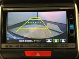 リバースギアに入れるだけで後方の表示へ切り替わります。夜間や雨の日の駐車も楽になりますよ。