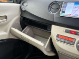 各シートには様々な収納や快適装備があり、どちらのシートに座っても快適なドライブをお楽しみいただけます♪