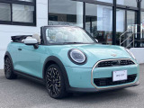 MINIのフロントグリルのデザインはイギリスで生まれた当初から、シルバーのサイドバーが折り重なった伝統的なデザインで御座います。その伝統はBMWのお車になってからでも少しずつ形を変えて守られております