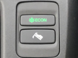 【ECONモード】スイッチをONにすると、空調やアクセル操作に対する加速を穏やかにし、電力消費を抑えて航続距離を延ばします。