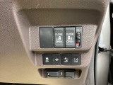 パワースライドドアの開閉はスマートキーのリモコンやドアノブは勿論、運転席側のスイッチ操作でも開閉ができ、安全・簡単です。