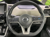 【純正革巻きステアリング】上質な革を使用することで、手にしっかり馴染みとても運転しやすいハンドルです♪