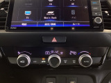 オートエアコンで、毎日のドライブを快適に。温度、風量を自動で調整し、理想的な車内環境を提供します。