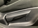 運転席にはドライバーの体型や好みに応じて前後方向だけでなく、高さの調整ができるシートリフターを装備!