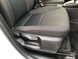 運転席シ-ト座面は上下アジャスタ-付です。お好みの位置に調整可能です。