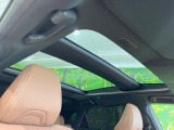 【パノラマルーフ】大型のガラスルーフ搭載で車内の解放感が一気にアップ!開放的なドライブをお楽しみいただけます。