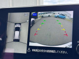 アラウンドビューモニター。上空から見下ろしているかのような映像を映し出して周囲を確認し、スムースな駐車をアシストします。