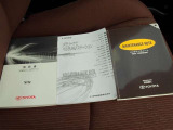 車両の取り扱い説明書とナビゲーションの取り扱い説明書は共に揃っております。
