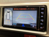 車庫入れなど後進運転時に死角をモニターで確認ができて安全です♪ ステアリング操作の参考になるガイド線も表示しますので車庫入れがニガテな方も安心ですネ!