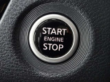 【プッシュスタート】キーが車内にあれば、エンジンの始動・停止はブレーキを踏んでスイッチを押すだけ!キーを取り出す手間を省き、ワンプッシュで操作するので簡単でスムーズ!