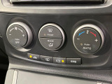 【オートエアコン】一度お好みの温度に設定すれば、車内の温度を検知し風量や温度を自動で調整。暑い&hellip;寒い&hellip;と何度もスイッチ操作をする必要はありません。快適な車内空間には必須の機能ですね♪