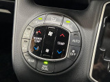 【左右独立型フルオートエアコン】運転席と助手席でそれぞれお好みの温度に設定可能。同乗者にも配慮した、快適な空調をお届け致します。