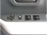 【パワーウインドゥマスタースイッチ】運転席より助手席やリヤドアガラスの開閉が出来るので便利ですね!運転席以外のウインドロック機能も付いています。