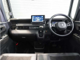 ◆インテリアパネル◆視界広々で非常に運転しやすくロングドライブでも疲れを感じさせないすっきりとまとまったインパネ周りです。