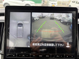 【マルチアラウンドモニター】まるでクルマを真上から見下ろしたかのような視点で駐車をサポートします!クルマの斜め後ろや真横など、前後左右の4つのカメラの映像が合成されて、モニターに映し出されます。