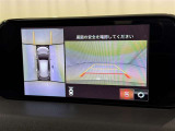 パノラミックビューモニターを装備。駐車場や交差点でクルマを真上から見るように周囲を確認できます。機能の詳細は販売店スタッフまでおたずねください。