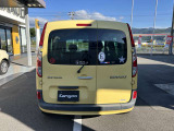 ダブルバックドアはカングーの特徴です。狭い駐車スペースでも荷物が取り出せます。