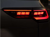 LEDテールランプ(ダイナミックターンインジケーター付)を装備。流れるように点灯するウインカーが先進性と存在感を演出します。