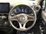 インテリアに合わせたデザインのステアリングは、運転される方のことも考え、運転しやすい形状、大きさです。是非一度、実際に触ってお確かめください。