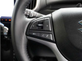 ハンドルにはオーディオ操作用スイッチがありますので、ハンドルから手を放さずにオーディオの操作ができるようになっています。