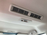 車内の空気を循環させ、後席まで空調の風を届けるリヤサーキュレーター(プラズマクラスター付)です。