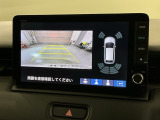 リバースギアに入れるだけで後方の表示へ切り替わります。夜間や雨の日の駐車も楽になりますよ。