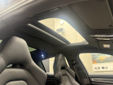 パノラマ ルーフ システム搭載で空気の入れ替えができたり、自然光が入るので車内が明るくなり気持ちよくドライブができます。