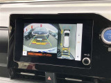 パノラミックビューモニターで、後方と全体を確認しながら安心して駐車することができます。