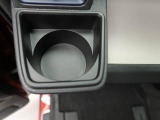 カップホルダーは運転席や助手席からちょうど手の届く位置です!!