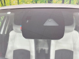 【スマートブレーキサポート】走行中に前方の車両等を認識し、衝突しそうな時は警報とブレーキで衝突回避と被害軽減をアシスト。より安全にドライブをお楽しみいただけます。