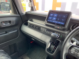 助手席周辺はこのようになっております。運転手だけでなく助手席に一緒に乗られる方も広々と快適にお乗り頂けるような設計です!各種装備を次の写真からご案内いたしますのでご覧ください。