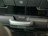●BMWモードセレクト:スポーツモードではダイナミックな走りを。ECO PROモードでは、エンジンレスポンスやシフトタイミングの最適化に加え、エアコンの作動も効率的に制御し、燃料消費量を抑制します。